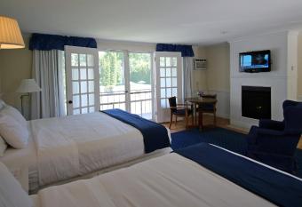 Colonial Inn Harbor Springs has Balcony rooms
