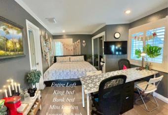 Charming Loft Studio- mini Kitchen- Balcony- Prvt Entrance- 15 mins to the beach has Balcony rooms