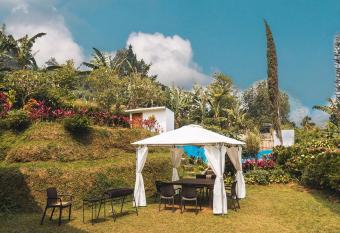 Green Hill Villa has Balcony rooms