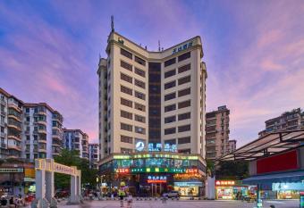 Insail Hotels (Guangyuanxincun Jingtai Pedestrian Street Guangzhou) allows 18 year olds to book a room