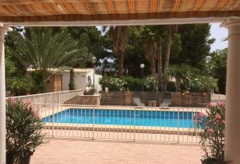 Villa con jard  n y piscina privada has Balcony rooms