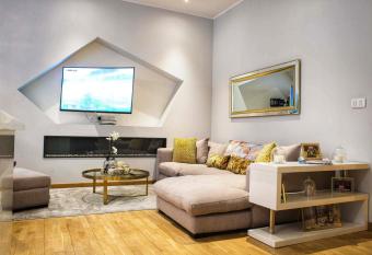 2 bed Chic Apartment in Glasgow City Centre allows 18 year olds to book a room