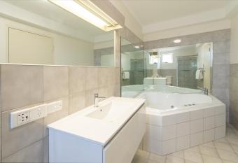 Adelaide Royal Coach allows 18 year olds to book a room