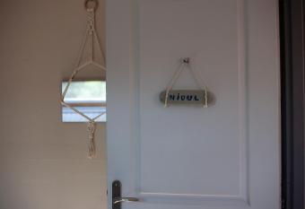 L Oustaou du Bodo has rooms with a private hot tub