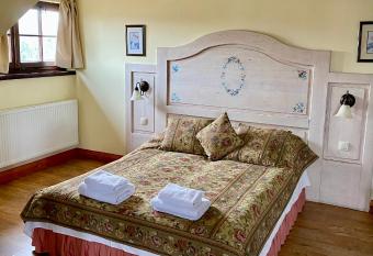 Go  ciniec Oycowizna has rooms with a private hot tub