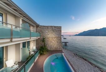 Hotel Vega allows 18 year olds to book a room