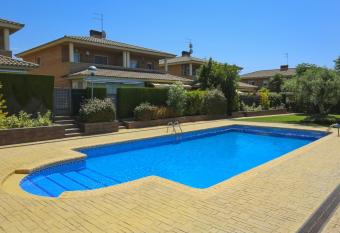 Florencia Planet Costa Dorada ONLY FAMILIES allows 18 year olds to book a room