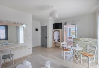 Aegean Paradiso Vacation Club has rooms with a private hot tub