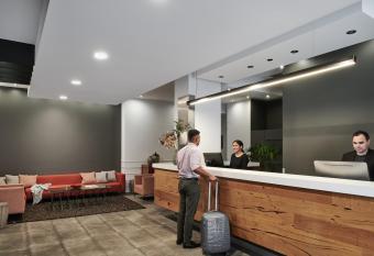 Punthill Apartment Hotel - Little Bourke has rooms with a private hot tub