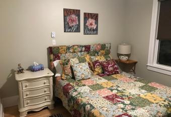 Big Axe Bed & Breakfast has rooms with a private hot tub