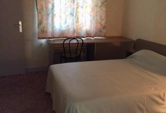 H  tel Restaurant De La Mare allows 18 year olds to book a room