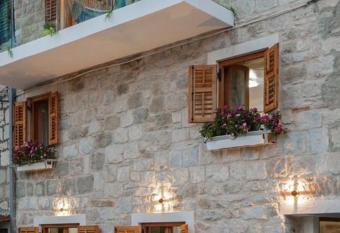 Luxury View Marjan allows 18 year olds to book a room