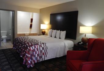 Red Roof Inn Griffin has rooms with a private hot tub