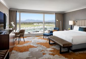 Fairmont Vancouver Airport In-Terminal Hotel has rooms with a private hot tub