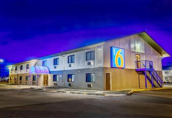 Motel 6 Duluth, MN has Smoking rooms