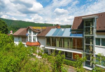 Vierburgeneck allows 18 year olds to book a room