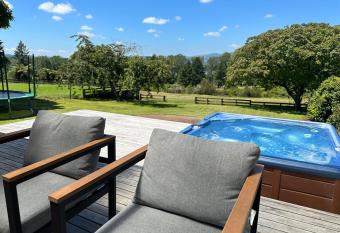 Lake Holiday Home - Pool & Spa has Balcony rooms