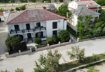 Rooms & Apartments Kaurloto has Balcony rooms