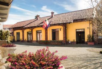 Casa Del Grande Vecchio allows 18 year olds to book a room