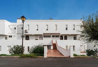 Casa Miramundo allows 18 year olds to book a room