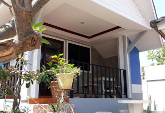 Poopreaw Koh Larn has Balcony rooms