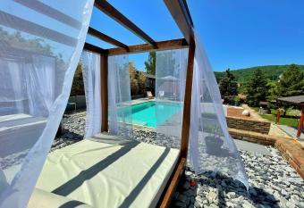 GardenLux Vrdnik has Balcony rooms