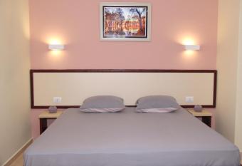 Hotel Ronaldo has Smoking/Balcony rooms