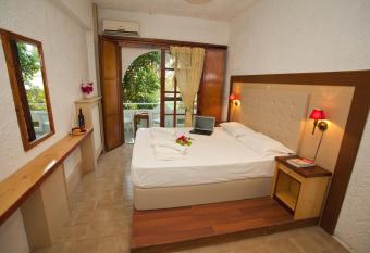 Damnoni Paradise has Balcony rooms