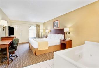 Days Inn & Suites by Wyndham Stockbridge South Atlanta has rooms with a private hot tub
