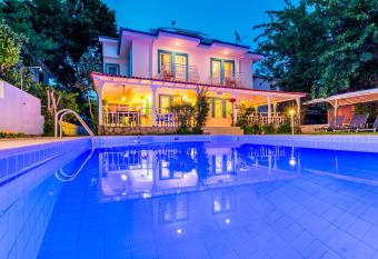 Calypso Cozy Suites has Balcony rooms