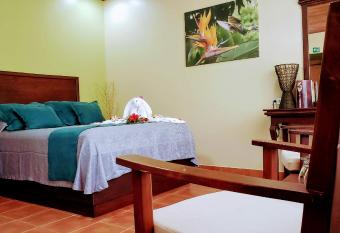 Volcano Lodge, Hotel & Thermal Experience has rooms with a private hot tub