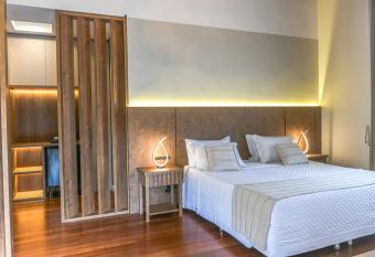 Hotel Pousada Kaster has rooms with a private hot tub