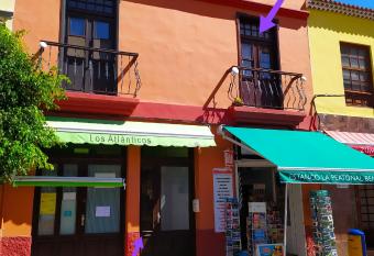 Apartamento La Peatonal allows 18 year olds to book a room