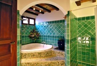 Hotel Colonial Granada has rooms with a private hot tub