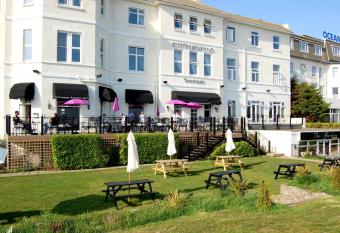 Cottonwood Boutique allows 18 year olds to book a room