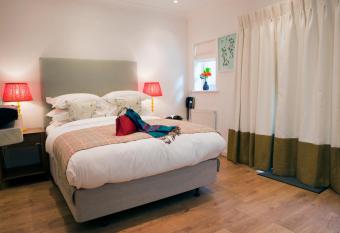 Sea Spray Hotel has rooms with a private hot tub