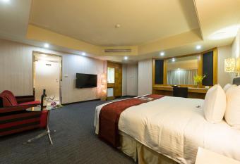 Forward Suites     has rooms with a private hot tub