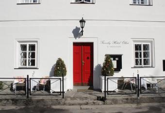 Family Hotel Oko   allows 18 year olds to book a room