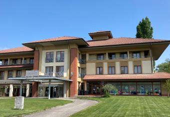 Hotel Legend allows 18 year olds to book a room