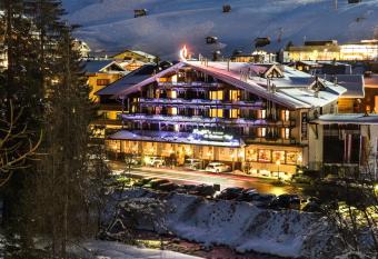 Raffl s St. Antoner Hof has Balcony rooms