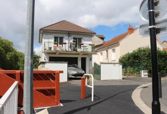 La Sichonnette allows 18 year olds to book a room