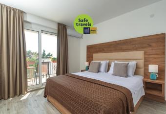 Mika s Seaview Apartments has Balcony rooms