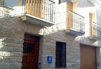 Hostal La Plaza has Balcony rooms