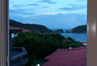 CASA 4QTOS PISCINA PRAIA has rooms with a private hot tub