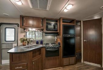 067 Cozy Pioneer Camper nr Grand Canyon Sleeps 6 allows 18 year olds to book a room