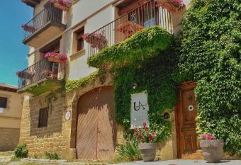Apartamentos Uncastillo has Balcony rooms