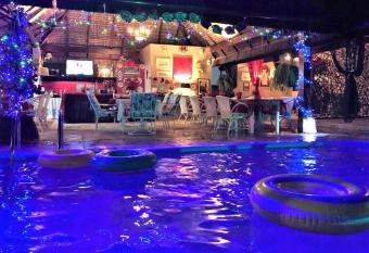 Su  tes Veneza allows 18 year olds to book a room