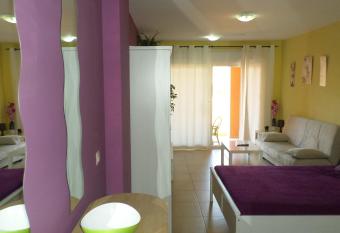 C/Loft terrazas de la Marina allows 18 year olds to book a room