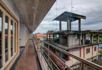 OYO Flagship 14426 V Knot Residency allows 18 year olds to book a room