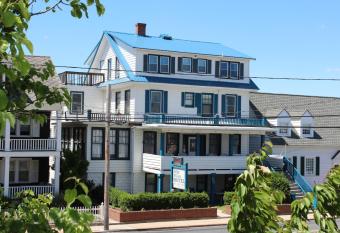 Surf Villa Hotel allows 18 year olds to book a room